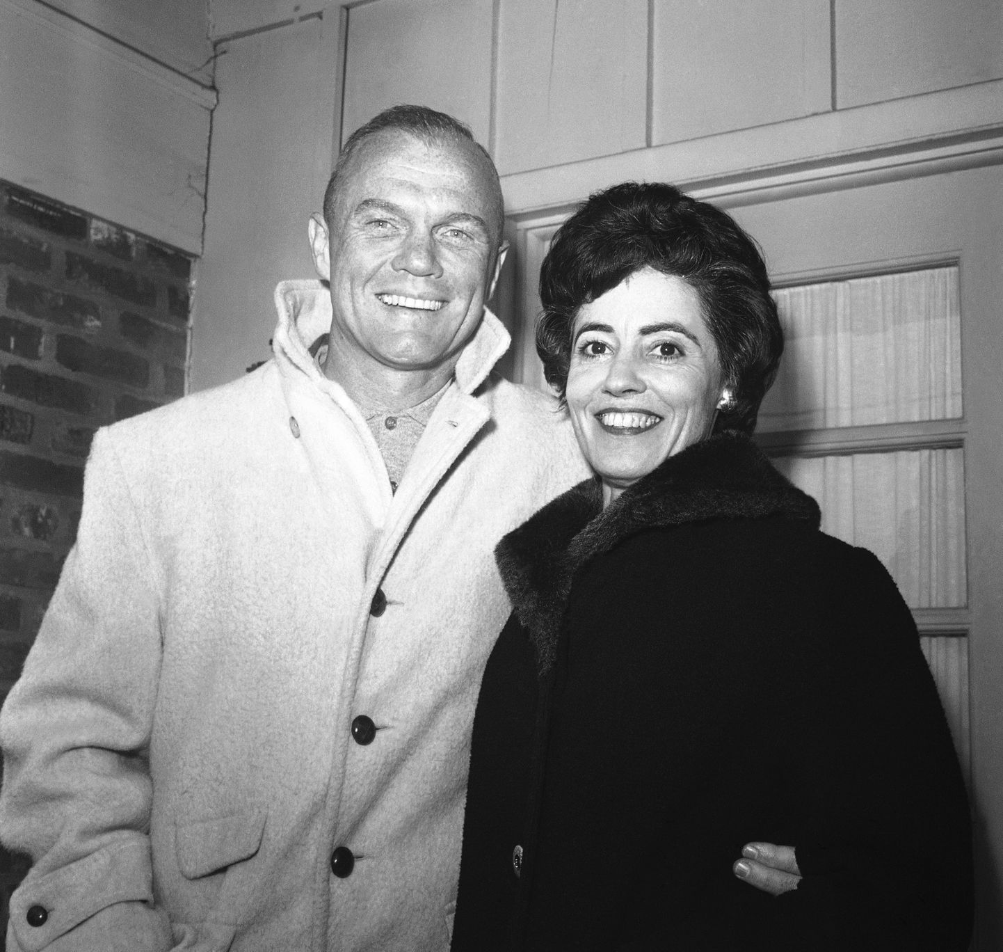 John ja Annie Glenn 3. veebruaril 1962 oma Virginia Arlingtoni kodu juures