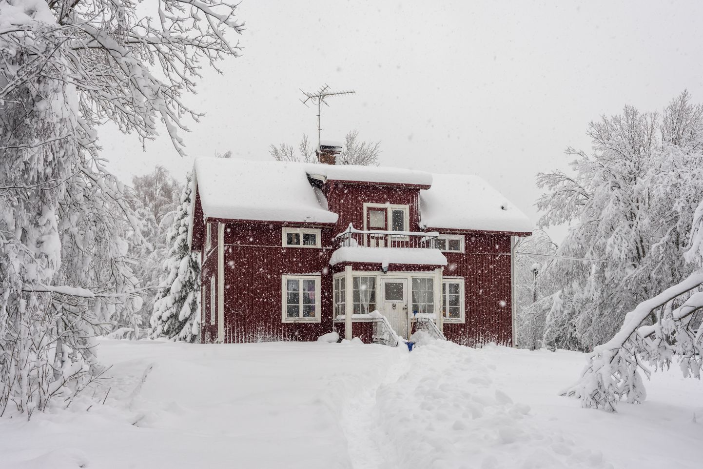 Частный дом зимой. Снимок иллюстративный.