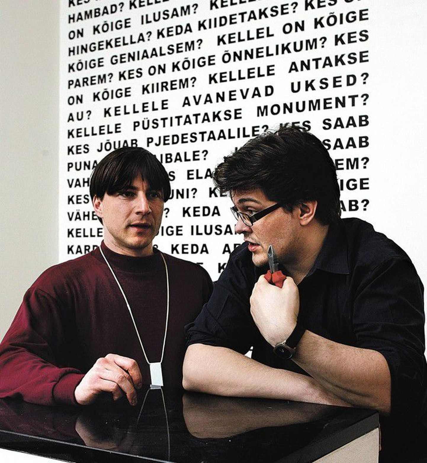 «Uue laine» kuraatorid Hanno Soans  (vasakul) ja Anders Härm on näitusele kokku kutsunud kolmkümmend kunstnikku, kes on oma tegemisi alustanud 21. sajandil.