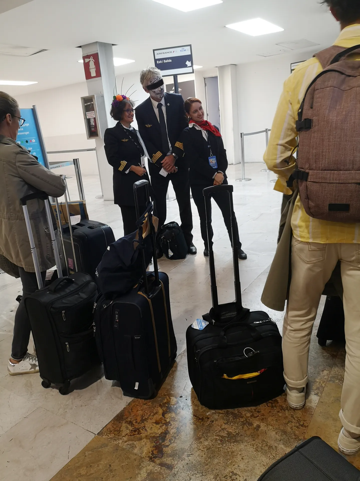 Air France’i lennukikapten Vikatimeheks grimeerituna reisijaid tervitamas.