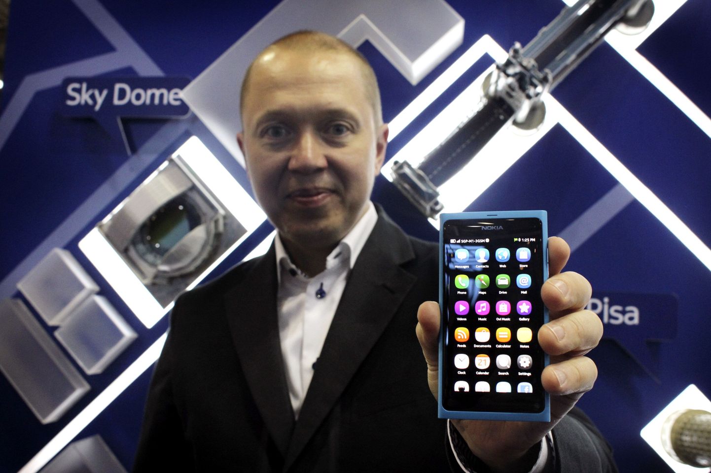 Nokia peadisainer Marko Ahtisaari näitab Nokia N9.