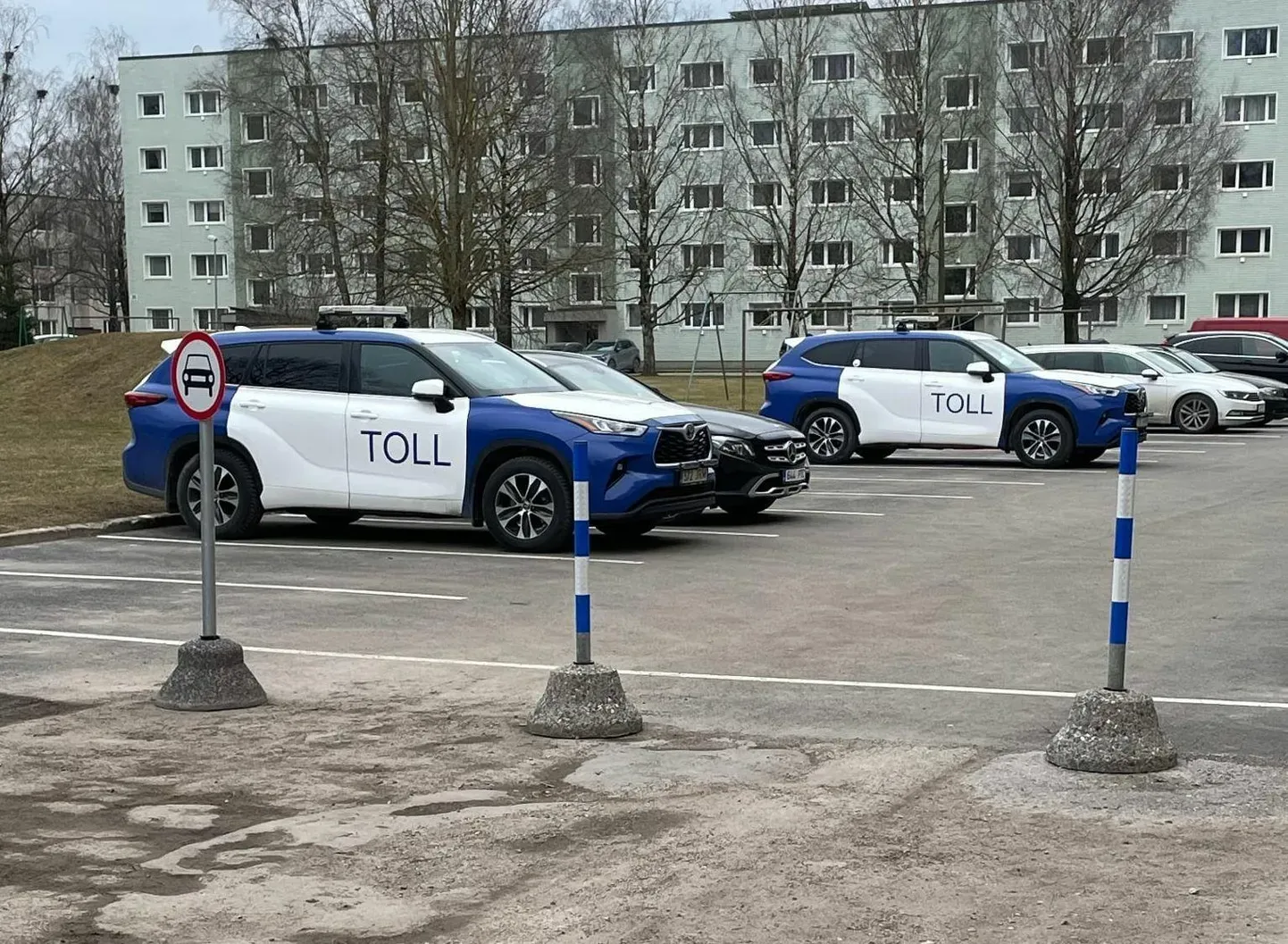Машины таможни у дома на Мяннимяэ-теэ в Вильянди.