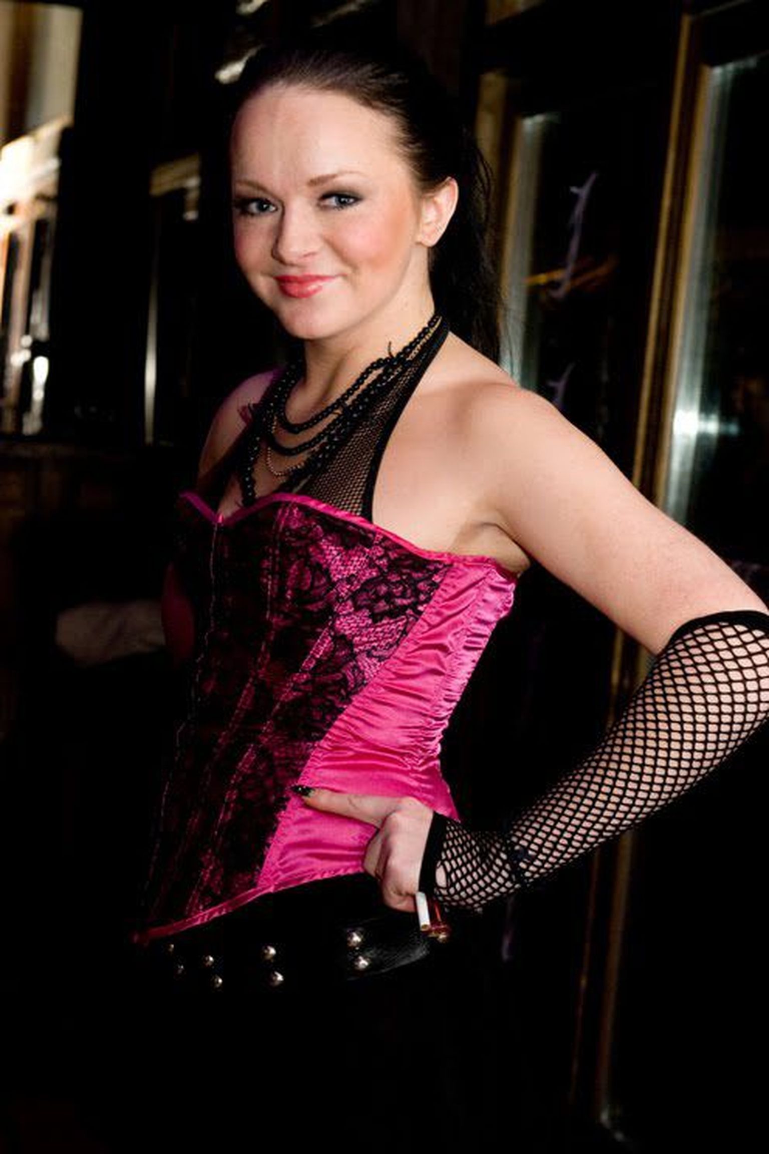 “Eesti Laul 2010” võistlusele singliga “Laulev Leedi” kandideerinud ja “Kannu Kõrtsi Staar 2009” võistluse võitnud Regina Salumäe