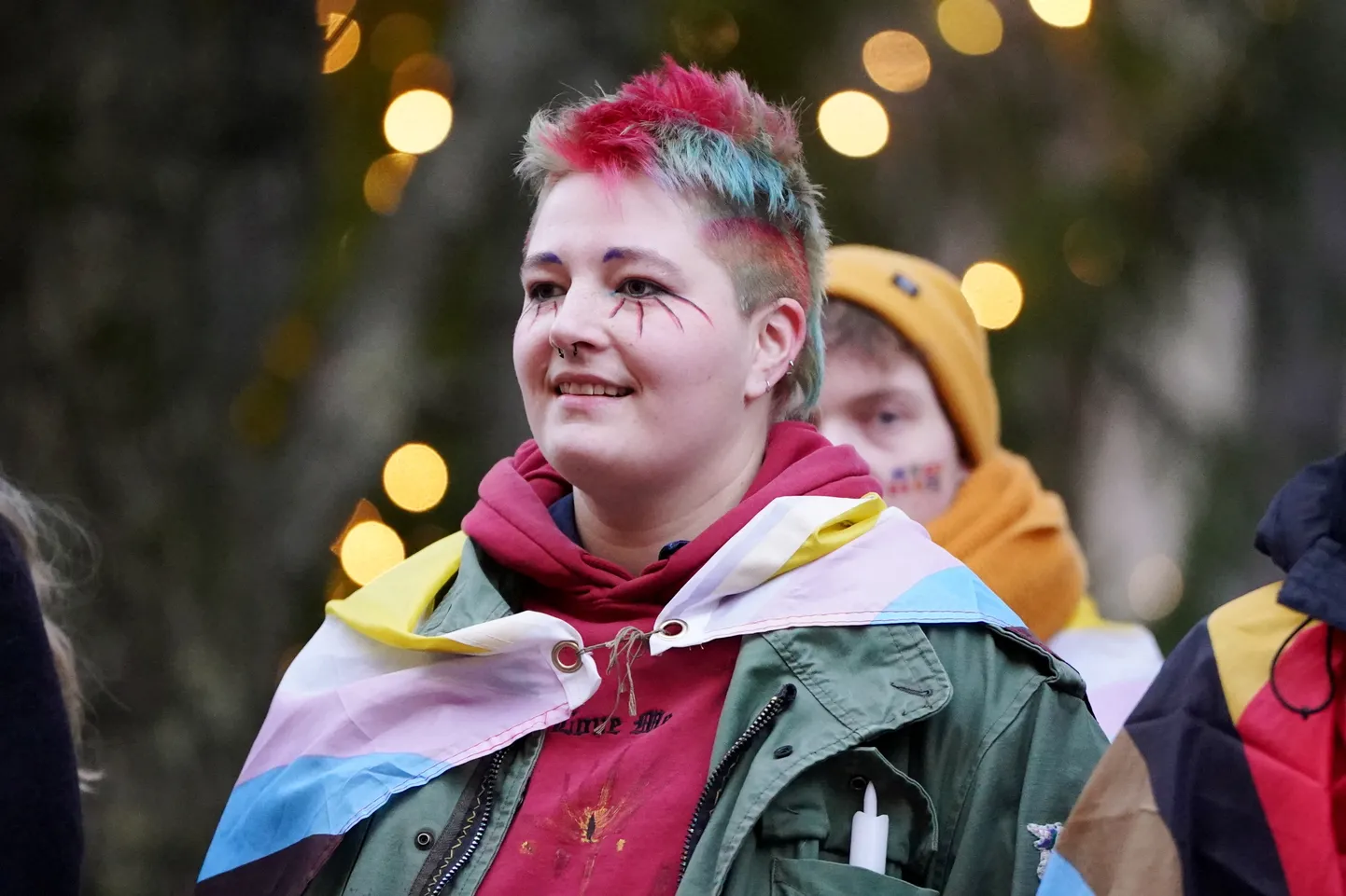 Pie Saeimas notiek dziedošais protests pret naida runu ar mērķi pievērst uzmanību naida runas problēmai Latvijas sabiedrībā, īpaši tādai, kas vērsta pret LGBT+ kopienu.