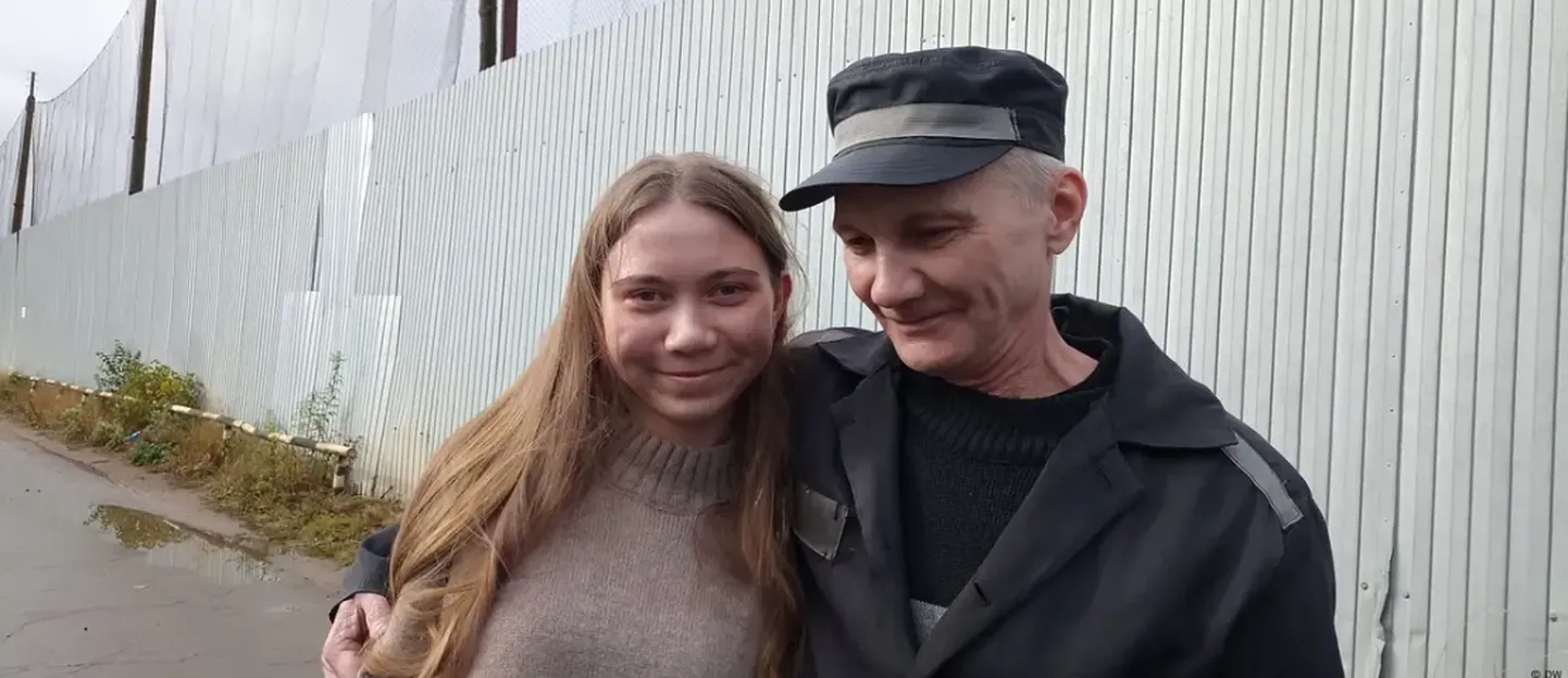 Алексей Москалев c дочерью Машей у ворот колонии