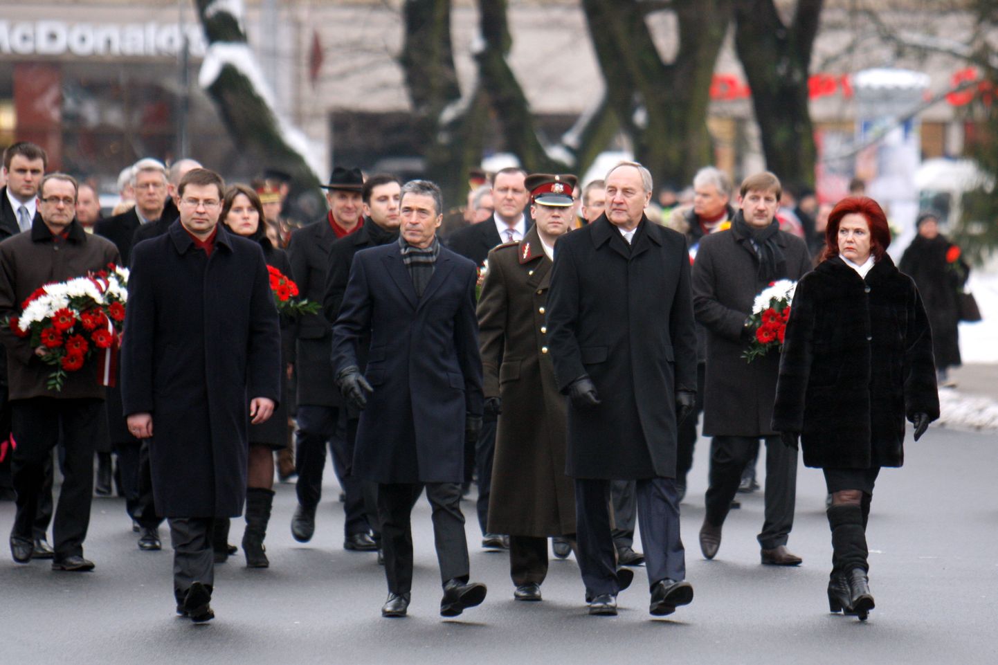 Esireas paremalt seimi spiiker Solvita Āboltiņa, Läti president Andris Bērziņš, NATO peasekretär Ander Fogh Rasmussen ja Läti peaminister Valdis Dombrovskis viimas lilli Vabadussamba juurde Riias.