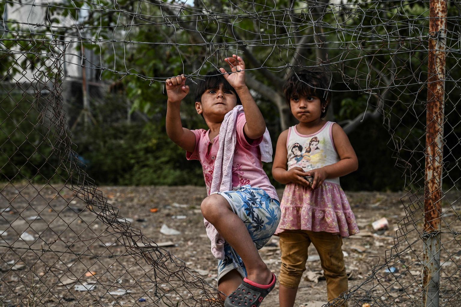 Lapsed Lesbose saarel Moria põgenikelaagris. 3000 inimese majutamiseks mõeldud keskuses elab praegu haletsusväärsetes tingimustes ettenähtust mitu korda rohkem inimesi.
