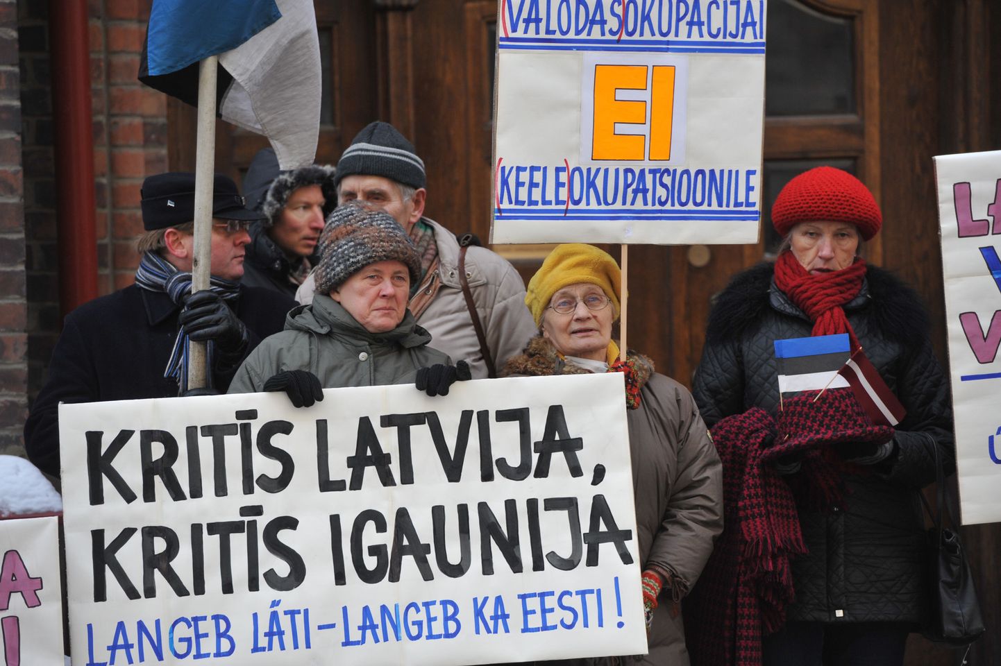 Meeleavaldus Läti keele kaitseks  Läti saatkonna ees Tallinnas.