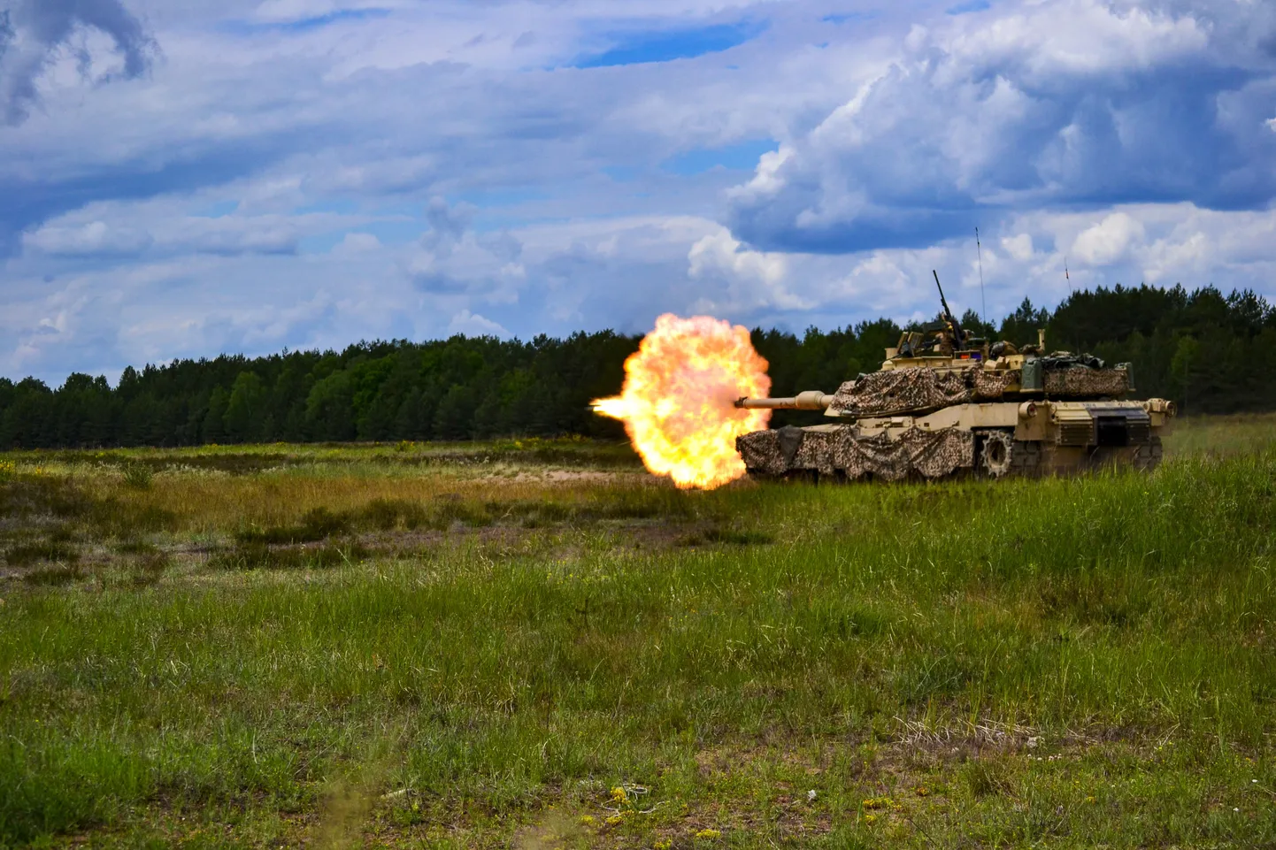 M1A2 Abrams anti Ukrainale Vene kaitseliinidest läbimurdmiseks, kuid praegu peab lahingumasin võitlema kaitses, kus on oht vaenlase kätte langeda. Pildil on Abramsi tank Poolas õppustel.