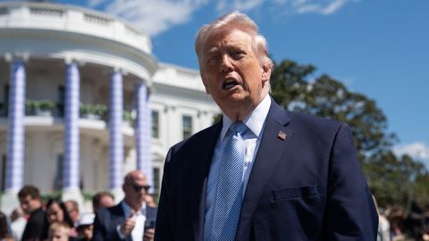 Tramps draud aizturēt žurnālistus, kuri pirmie ziņoja par ASV iznīcinātāja notriekšanu Irānā