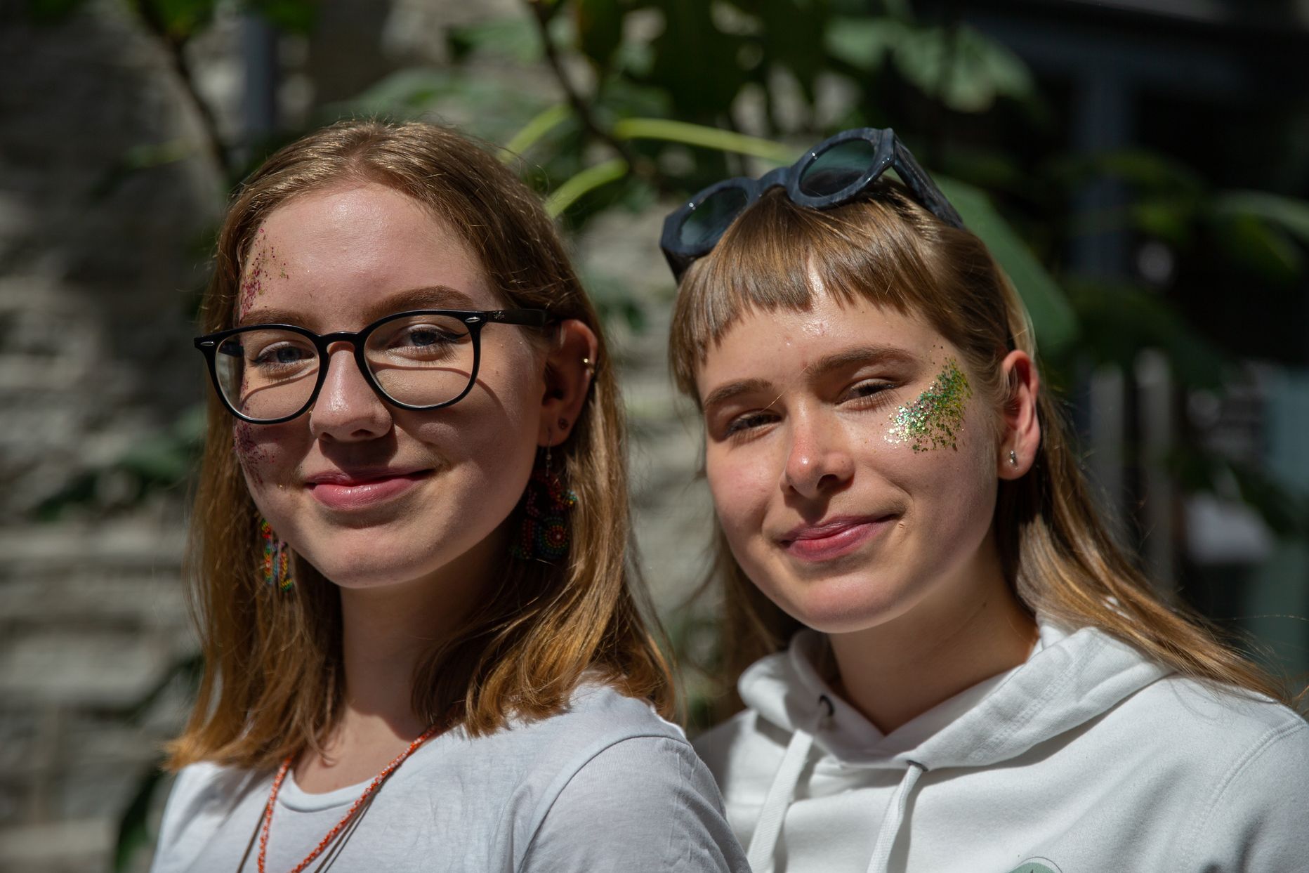 Roosmari Pihlak (vasakul) ja Anna Celine Kraus (paremal) tulid välja keskkonnasõbraliku näosädelusega.