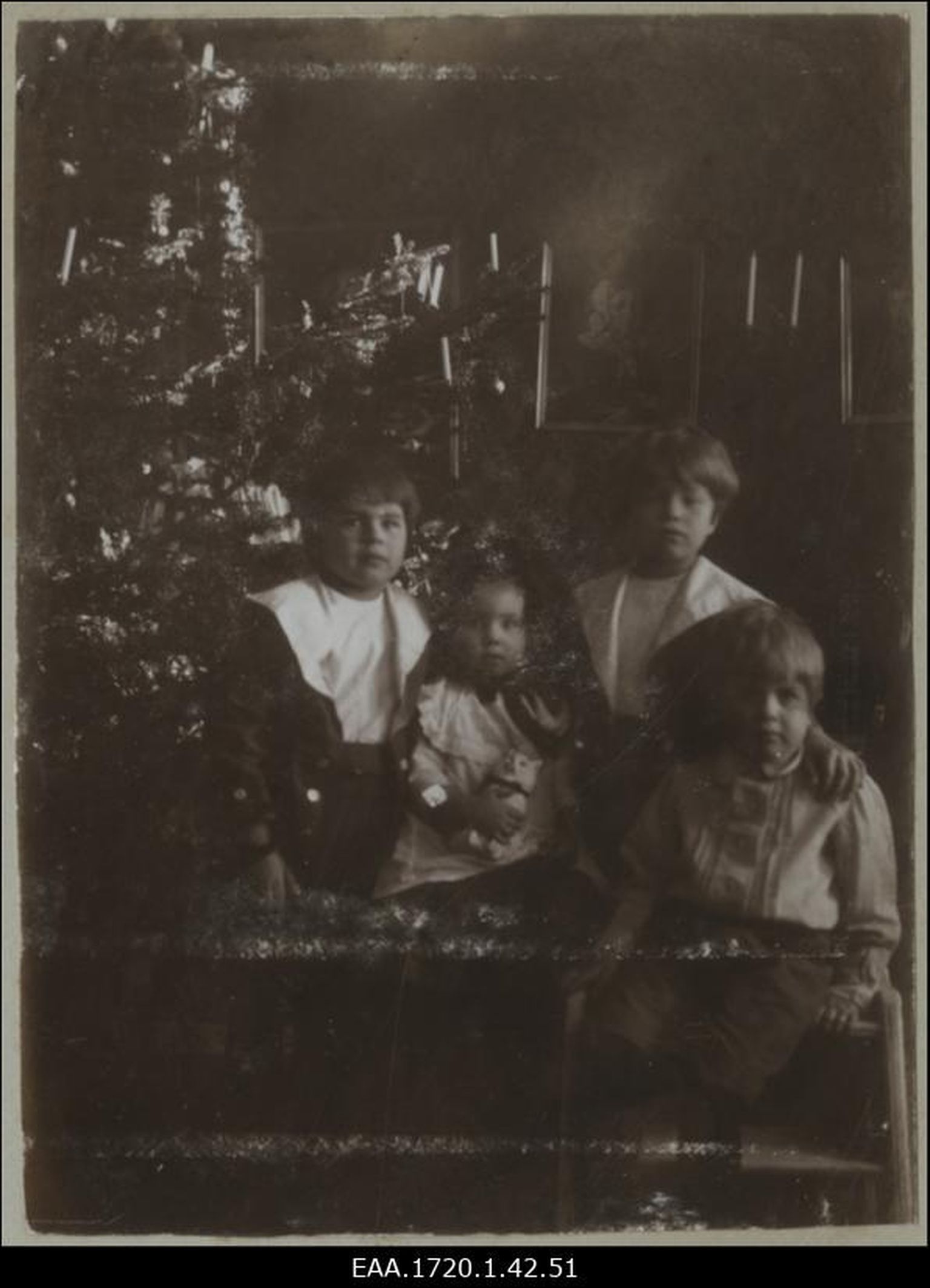 Pildil Von Frey'de lapsed ehitud kuuse taustal Tori mõisas. Pildistatud ajavahemikul 12.1900-01.1901).