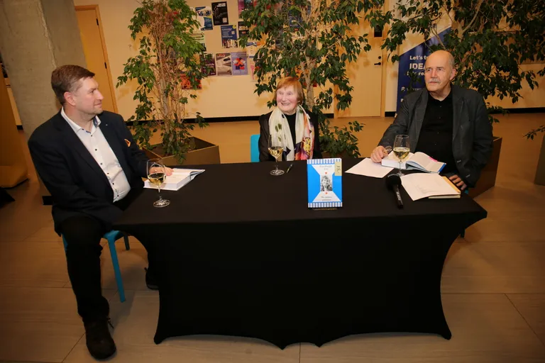 Raamatut esitlevad Marti Aavik (vasakult), Ene-Margit Tiit ja Jaak Kikas.