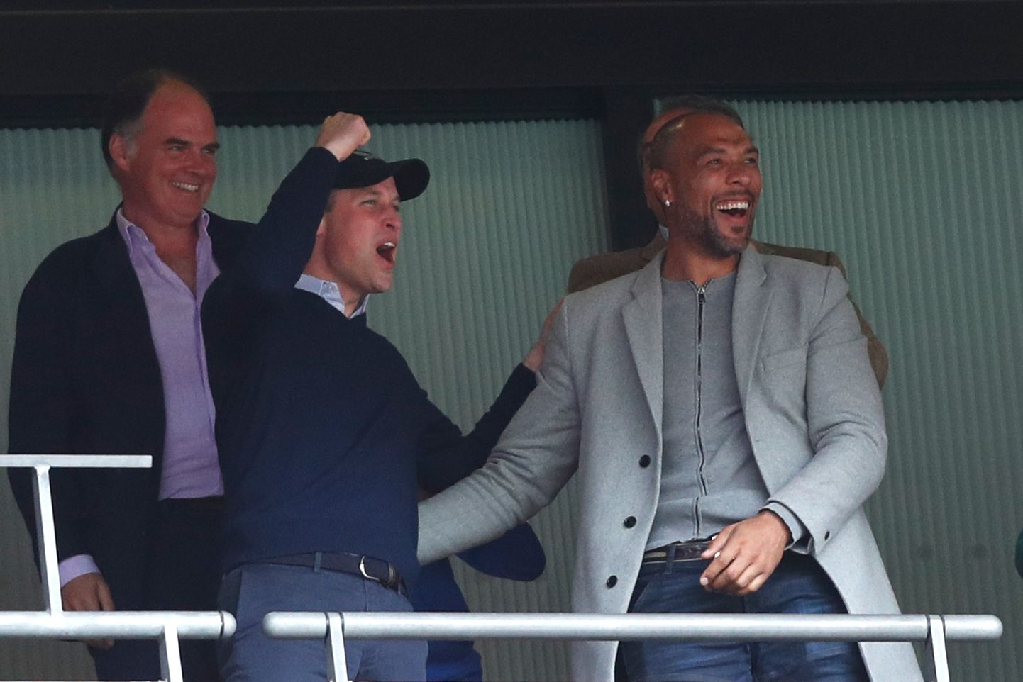 John Carew (paremal) tähistamas koos prints Williamiga tähistamas Aston Villa triumfi 2019. aastal.