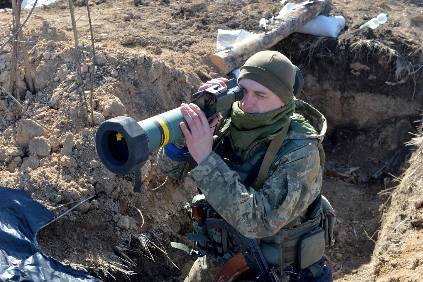 FGM-148 Javelini hoidev Ukraina sõdur.