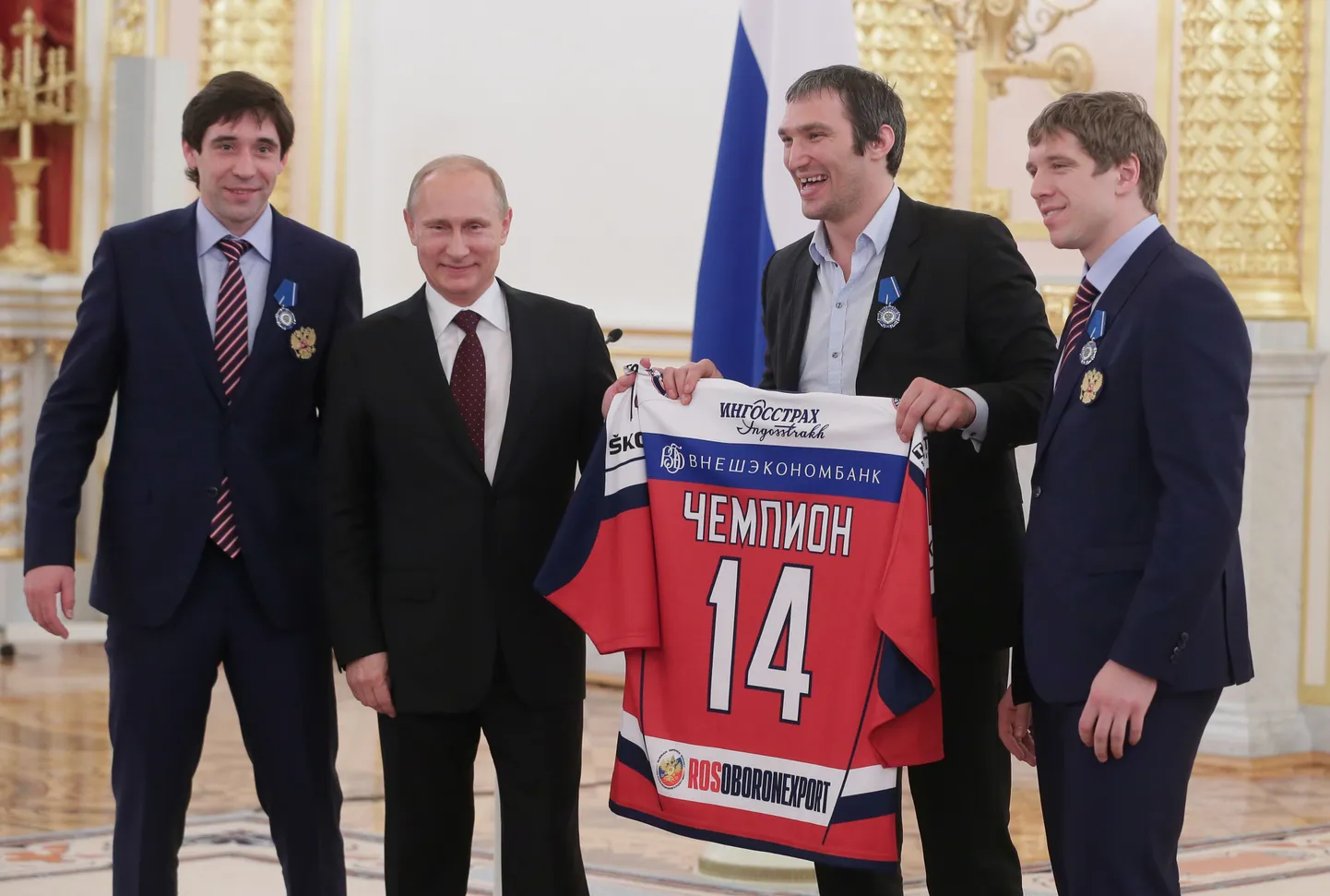 Vladimir Putin (vasakult teine) koos MM-tiitli võitnud hokimeestega.