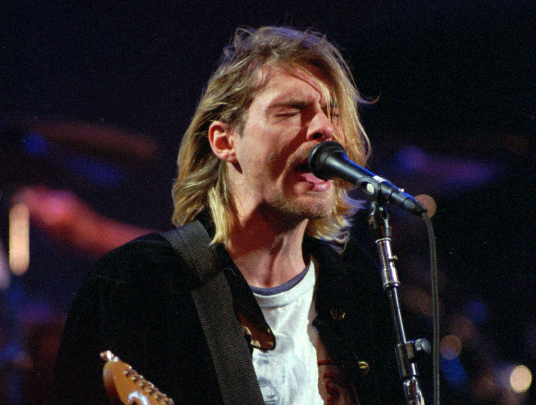 Kurts Kobeins grupas "Nirvana" koncertā 1993. gadā.