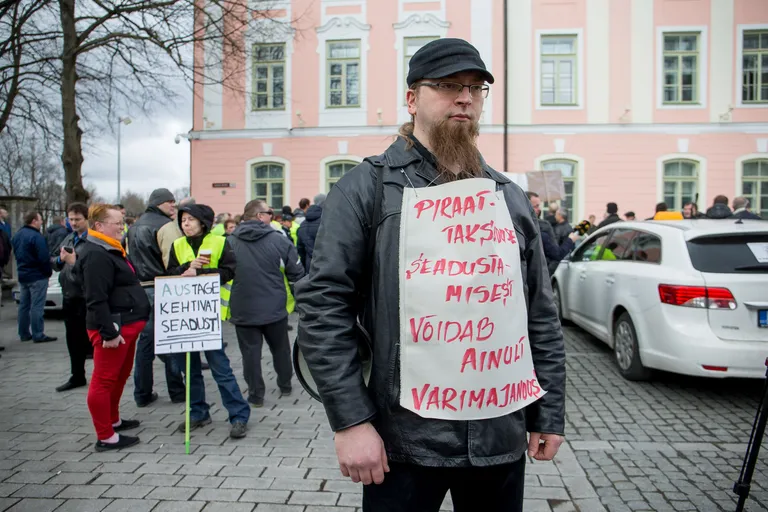 Taavi Uuemäe on taksojuhina töötanud juba ligi kümme aastat. Tema arvates on ebaõiglane, et konkureerida tuleb vedajatega, kellele kehtivad märksa leebemad nõuded.