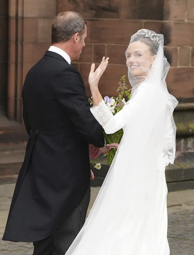 Briti jõukaim noor aadlik Hugh Grosvenor abiellub 7. juunil 2024 Chesteri katedraalis kihlatu Olivia Hensoniga. Pildil Olivia saabumas koos oma isa Rupert Hensoniga