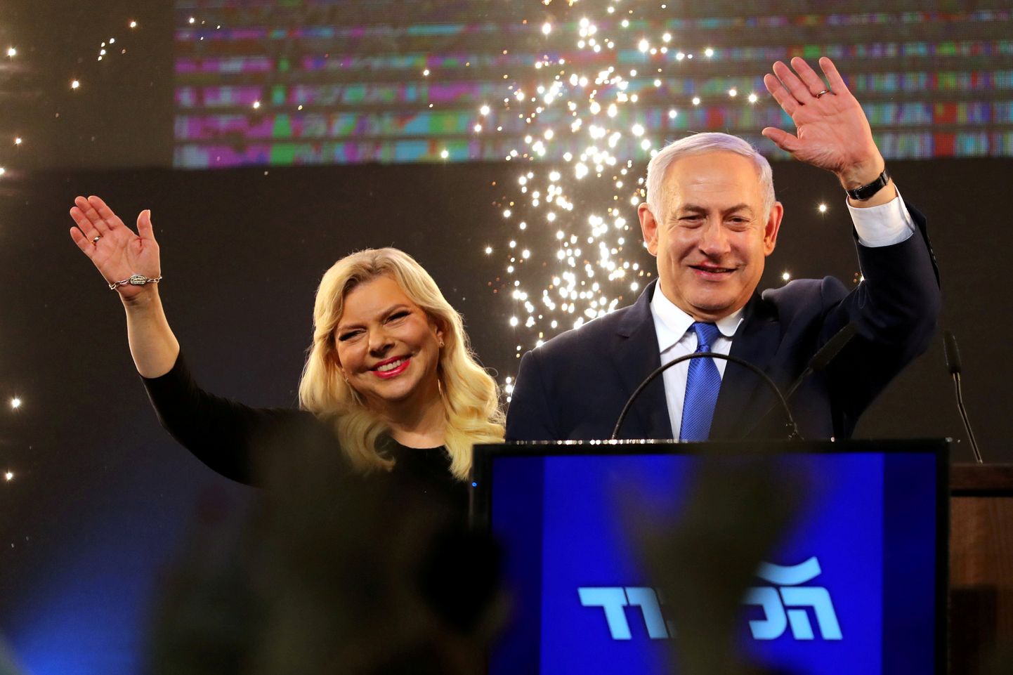 Iisraeli peaminister Benjamin Netanyahu 10. aprillil koos naise Saraga oma erakonna Likud parteikontoris valimisvõitu tähistamas.