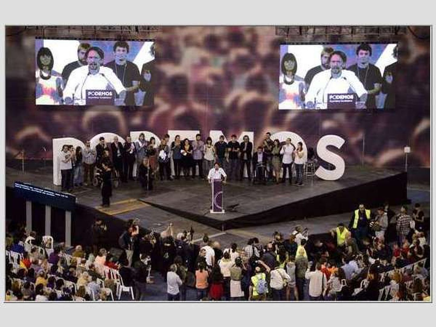 Podemose koosolek, kõneleb partei liider Pablo Iglesias. «Nördinute» liikumisest väljakasvanud vasakerakond on mõnede küsitluste järgi Hispaanias praegu populaarseim.