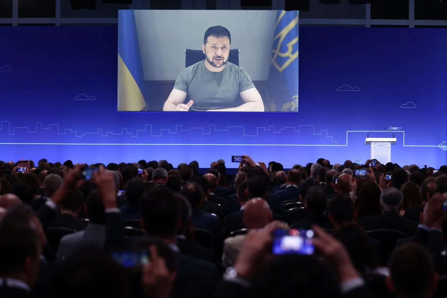 Владимир Зеленский выступил по видеосвязи в первый день конференции по восстановлению Украины в Лондоне