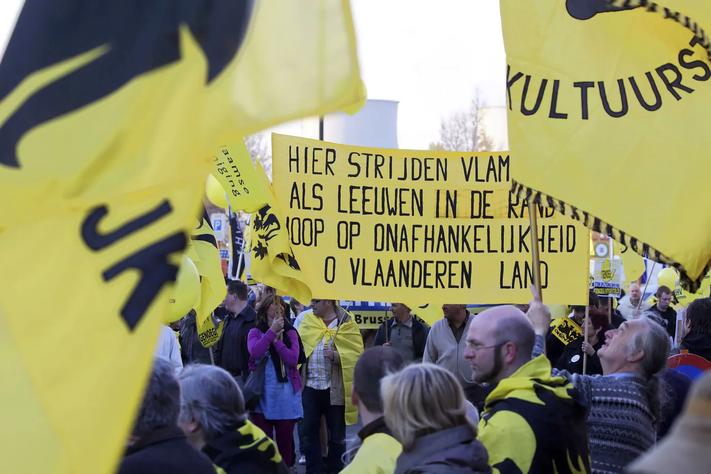 Flaami meeleavaldajad eile Brüsseli äärelinnas Vilvoordes, mille ümber vindunud tüli uusima valitsuskriisi põhjustas.