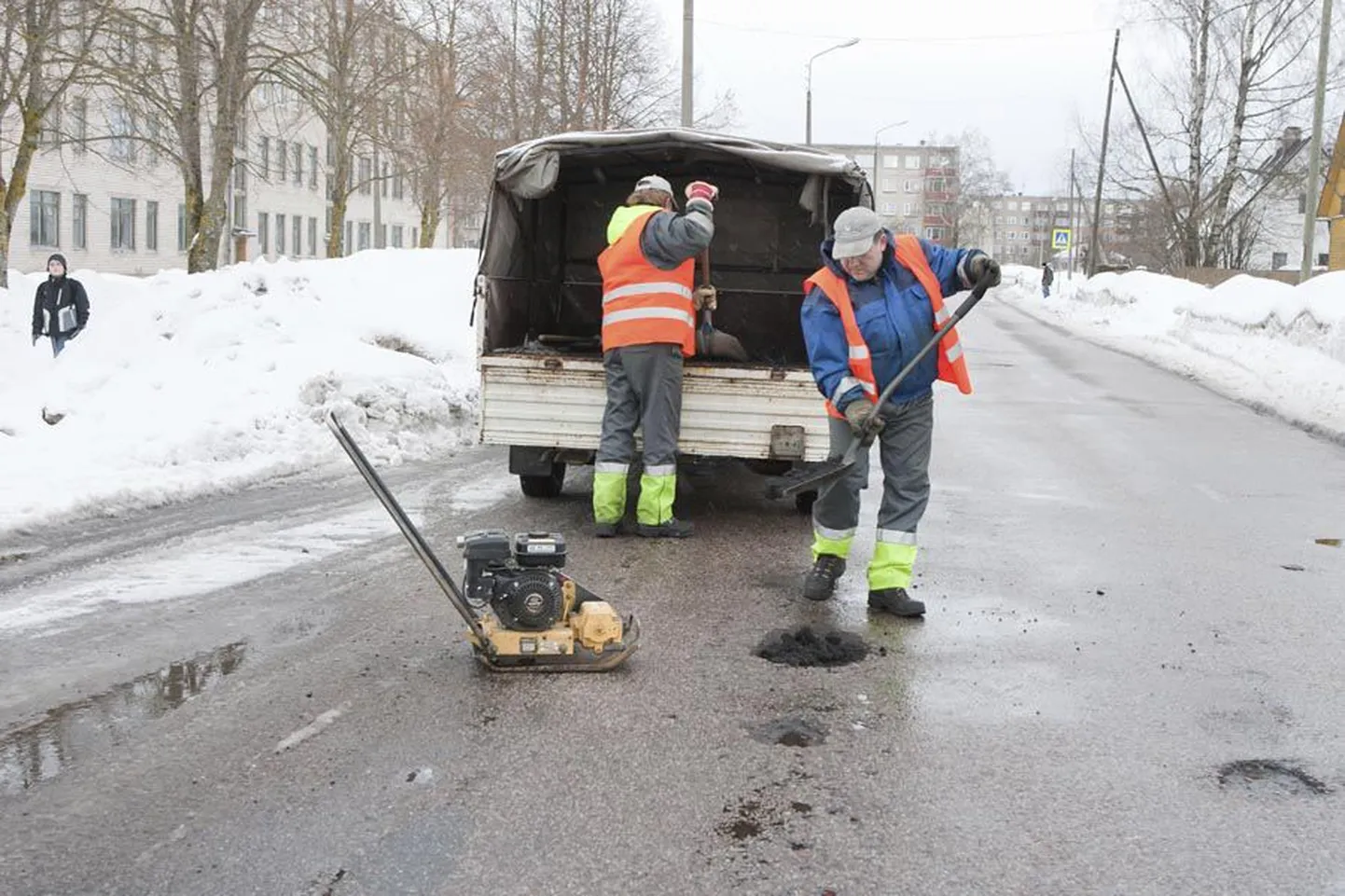 Eilegi parandasid Veolia Keskkonnateenuste töömehed asfaldiauke, fotograaf tabas nad Suur-Kaare tänaval.