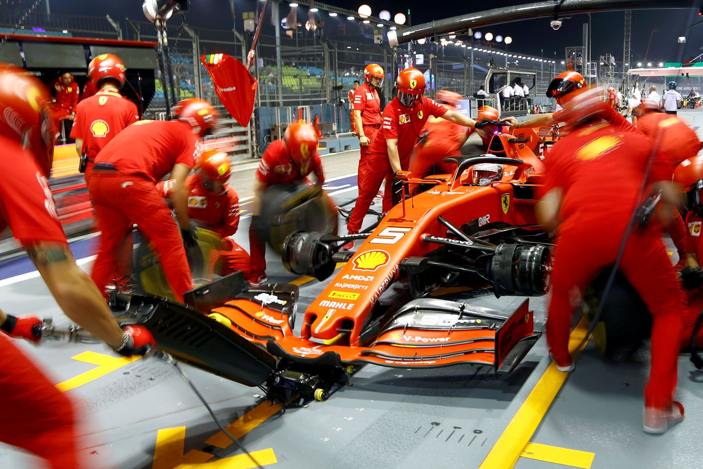 Ferrari F1 meeskond Sebastian Vetteli auto juures.