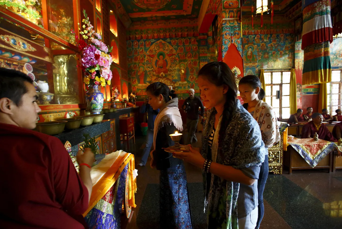 Laviinis hukkunud Aan Kaji Sherpa tütred mälestusteenistusel.