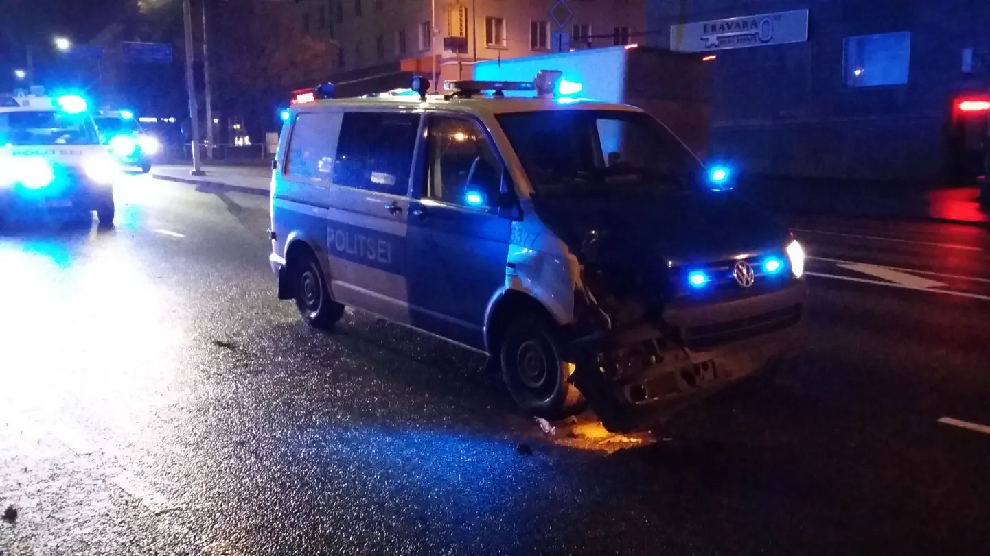 Tartus Riia mäel sõitis väljakutsele kihutanud politseiauto otsa jalakäijale.