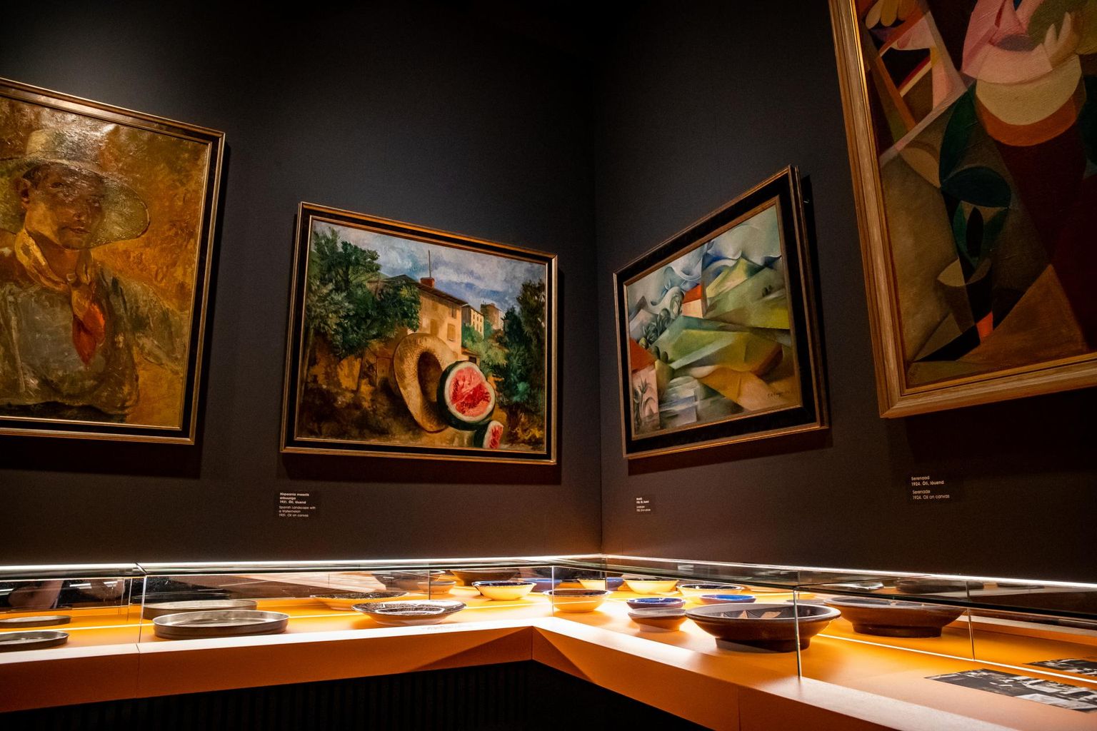 Adamson-Ericu muuseumi uus püsinäitus. Vasakul «Hispaania maastik arbuusiga» ja paremal «Maastik».