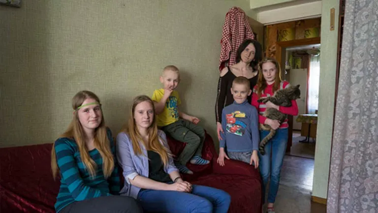 Старшие девочки Лига (слева) и Ласма в этом году будут учиться в Прейли. В Смелтери рабочие дни проведут Матис, Беате и маленький Райвис, который до этого посещал детский сад в Прейли...