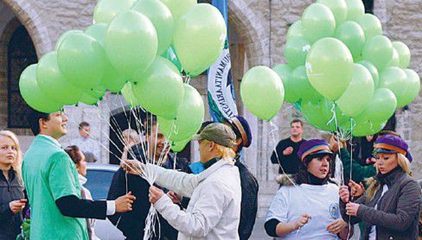 Молодые центристы раздают на Ратушной площади в Таллинне воздушные шары.