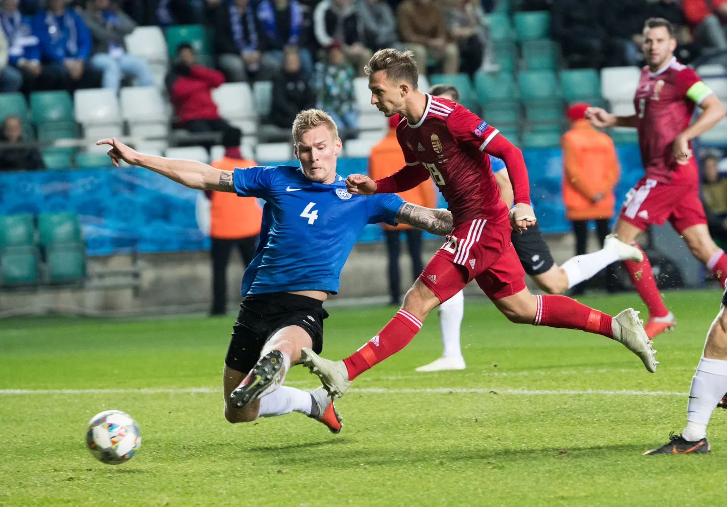 Eesti jalgpallikoondise universaalne keskkaitsja Joonas Tamm (sinises) rahvuskoondise särgis.