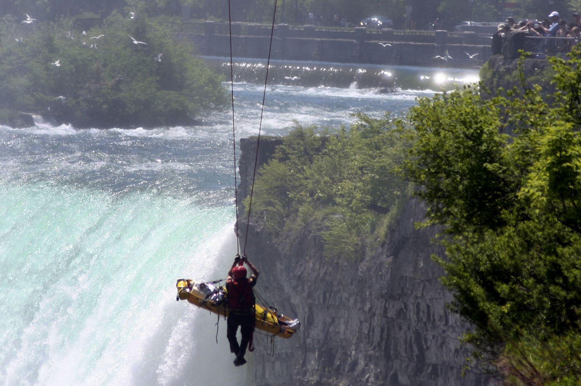 Niagara joast alla hüpanud mehe päästmine