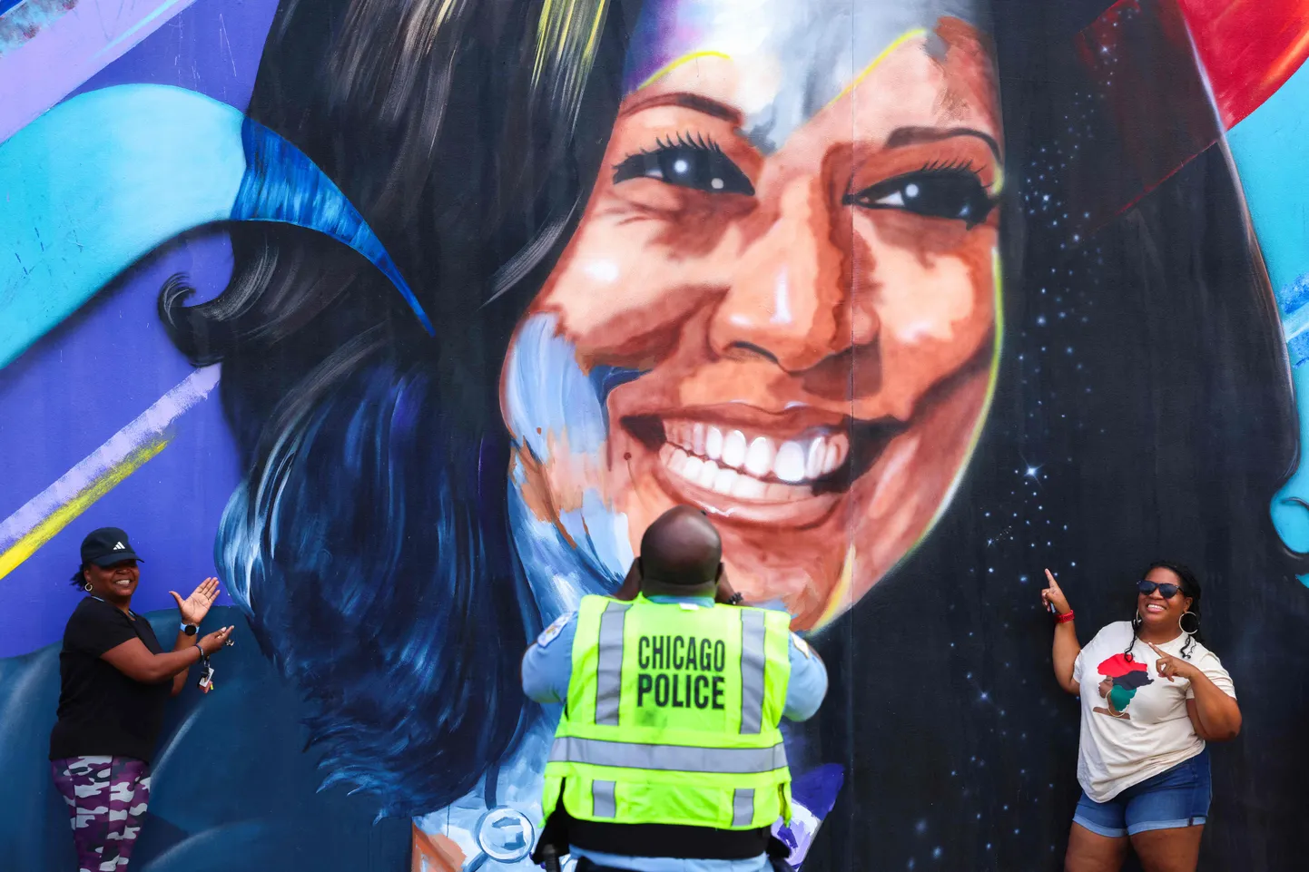 Chicago politseinik pildistab demokraatide presidendikandidaadi Kamala Harrise seinamaalingu taustal tema tõenäoliseid toetajaid. Seinamaalingu lõi Ian Robertson ning Salt and Pique Brown, ning selle tellis Emily's List 2020. aastal. Asepresident Harris saab ametlikult demokraatide kandidaadiks Chicagos peetaval partei suurkogul, mis kestab 19.-22. augustini.