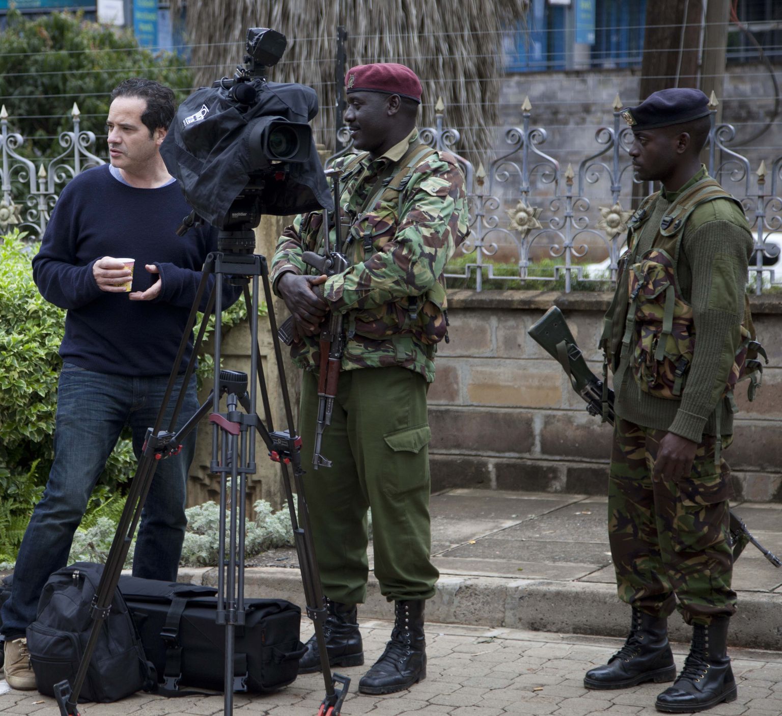 Kenya julgeolekutöötaja palub ajakirjanikul piirkonnast lahkuda ja Westgate'i keskuse juures mitte fotografeerida. Foto on tehtud täna.