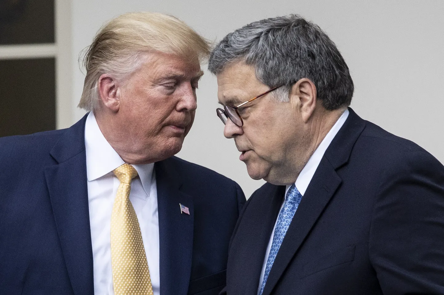 USA justiitsminister William Barr (paremal) 11. juulil Valge Maja Roosiaias koos president Donald Trumpiga.