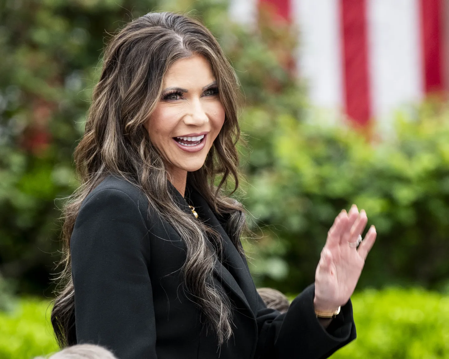 USA sisejulgeolekuminister Kristi Noem 2. aprillil 2025 Washingtonis Valge Maja roosiaias suundumas kohtuma president Donald Trumpiga.