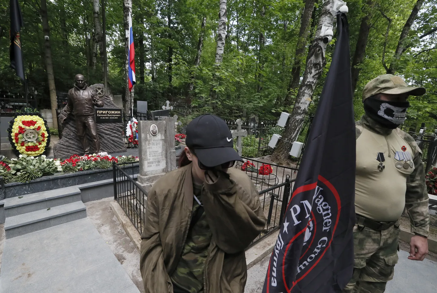 Памятник Евгению Пригожину в Санкт-Петербурге.
