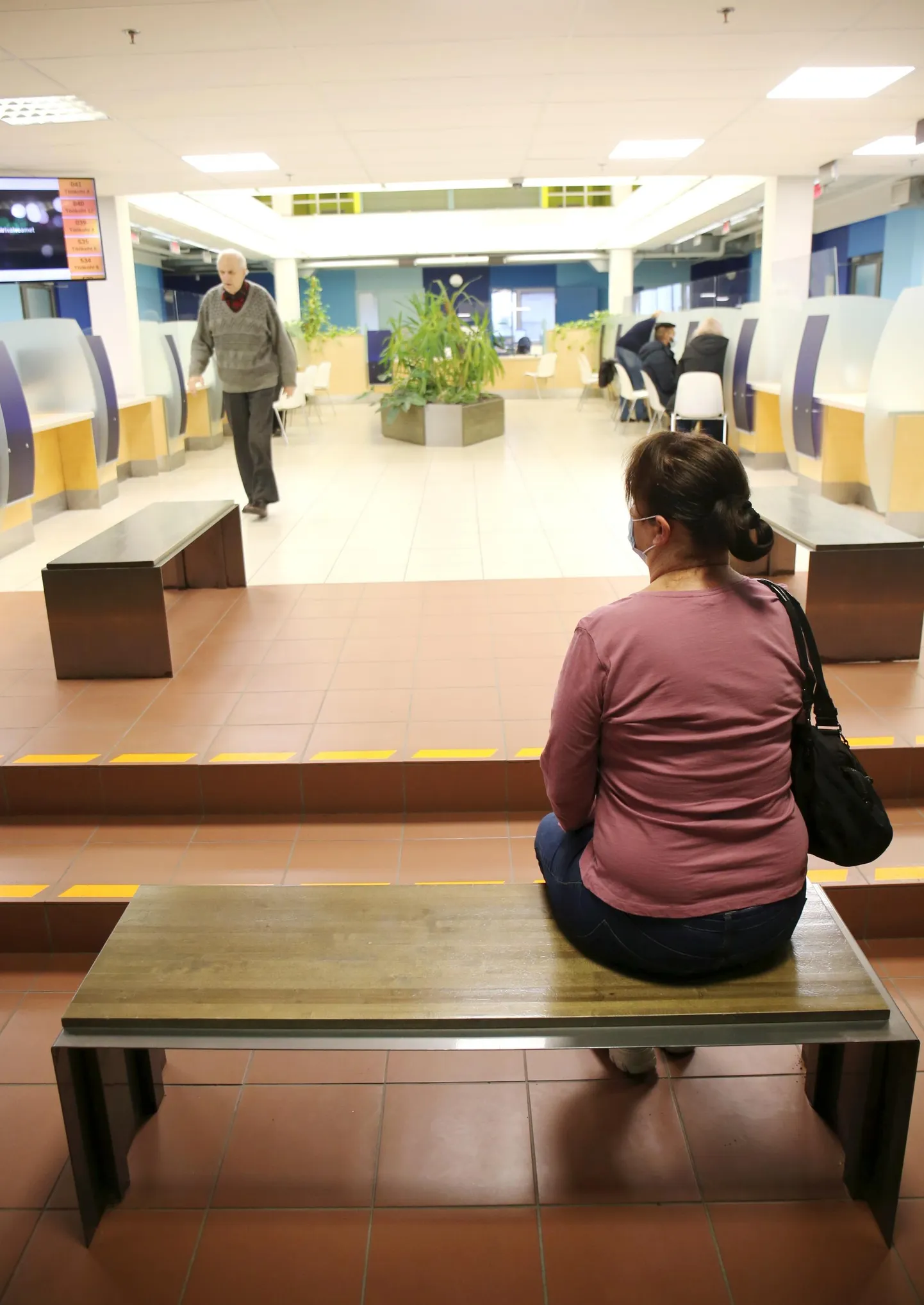 Politsei- ja piirivalveameti Tartu esinduses käib rahvas lainetena. Näiteks eile lõunaajal sai enamik ootajaid veerand tunniga oma asjad aetud.
