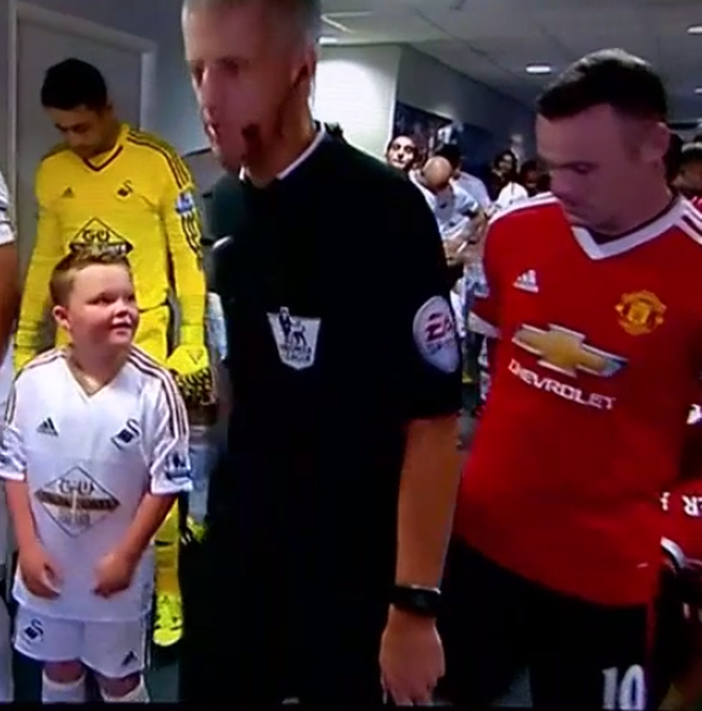 Poiss ehmatab, kui taipab, et seisab maailmakuulsa jalgpalluri kõrval