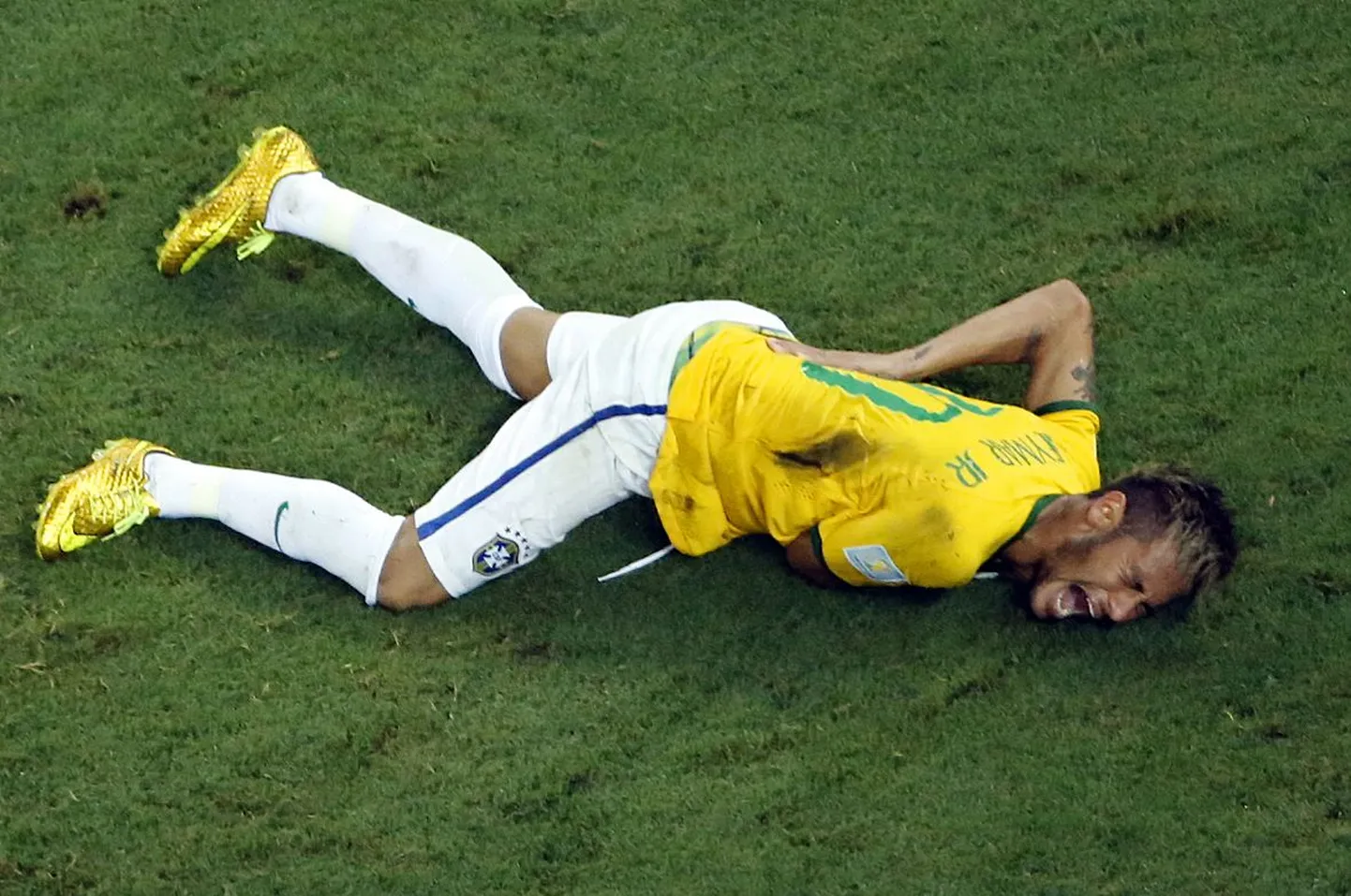 Neymari grimassid pärast valusat kokkupõrget Juan Zuniga jalgadega.