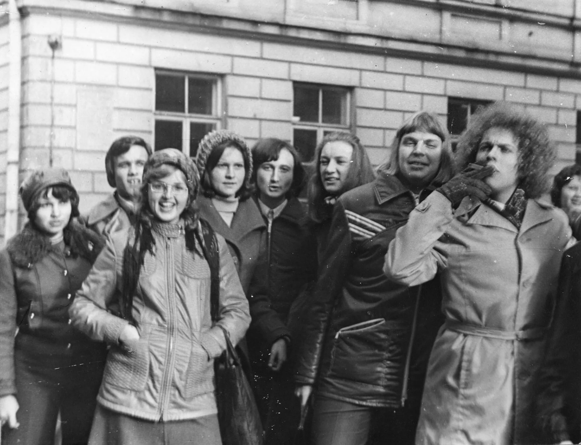 1976. aasta sügisel õpinguid alustanud ajakirjandustudengid pärast loengut. Aime Jõgi (vasakult), Aarne Rannamäe, Marica Alaküla (Lillemets), Kärt Tõnisson (Hellerma), Mati Määrits, Aune Nuiamäe (Unt), Raivo Lott, Jaan Rekkor. Kõik on alles ees.