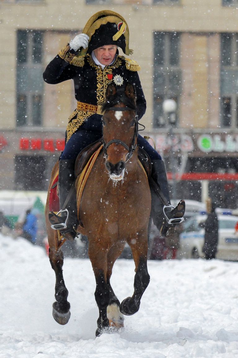 Ajaloolane Oleg Sokolov ratsutamas hobusel Napoleoni sõjakäiku Venemaale meenutava näidislahingu käigus Peterburis 2013. aastal.