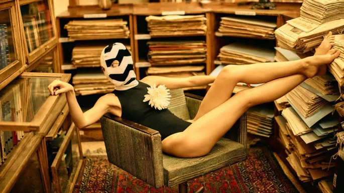 Транни өзінің жопындағы сперманы алады (кесілген)