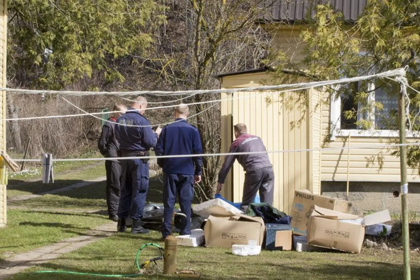 Politseinikud ja naabrimees koos abilisega hinnatud matemaatikaõpetaja koduõuel.