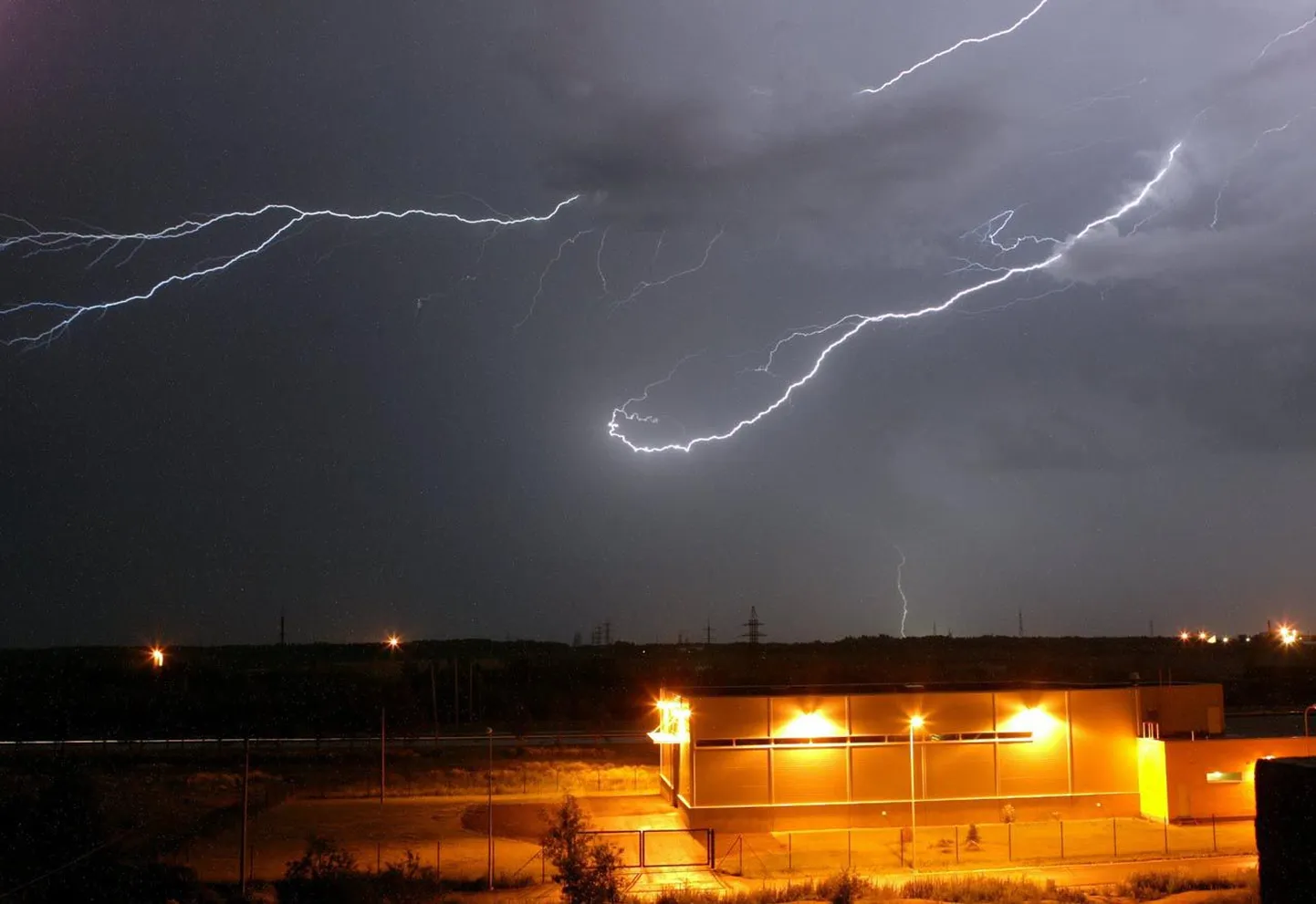 Äike on võimas ilmastikunähtus, inimestel on põhjust äikest karta.