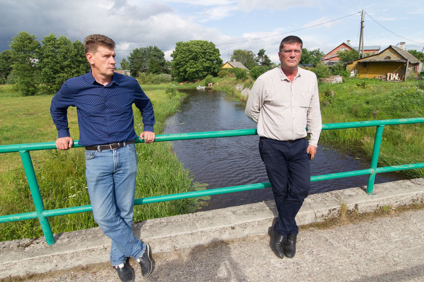 Kolm aastat tagasi lootsid tollase Alajõe valla juhid Jüri Päll (vasakul) ja Taavi Vogt Alajõe sillal seistes, et uus suur vald ehitab selle naabrusse ka korraliku slipi. Ehk tulevikus ehitabki.